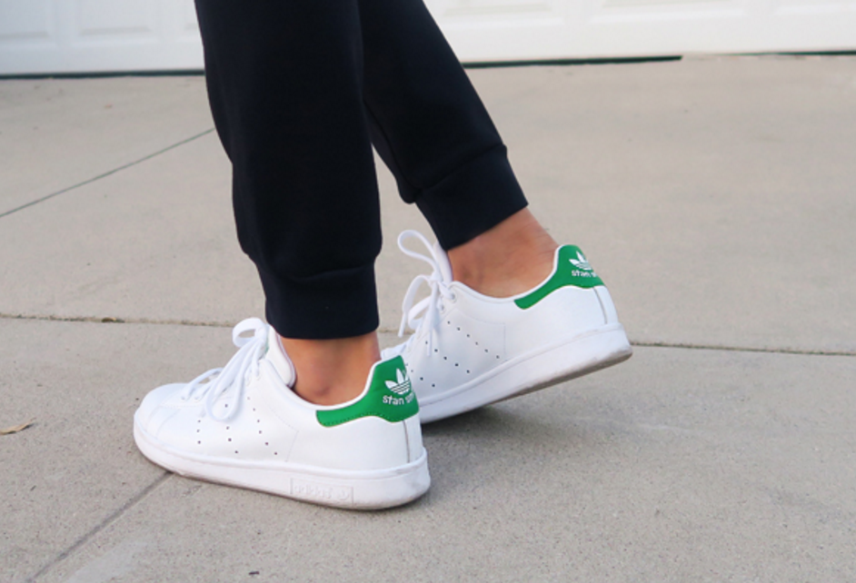 Stan Smith на ноге с короткими носками