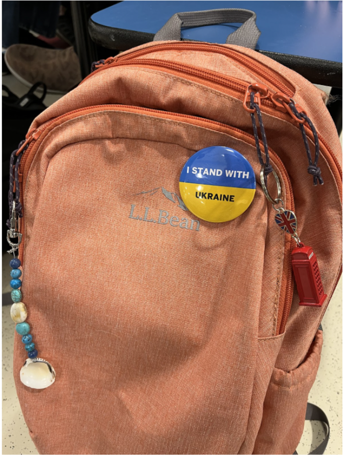 Backpack pins promote positivity, student expression – Inklings News