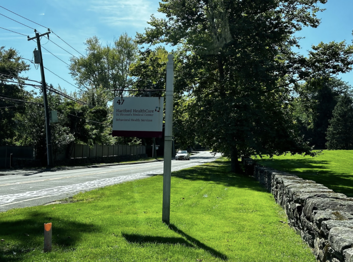 The St. Vincent’s Behavioral Health Center sits at 47 Long Lots Road, just around the corner from Staples. On Sep. 10, a St. Vincent’s patient absconded supervision and was found an hour later on Compo Road South. The manhunt and police protocols impacted dismissal times for Westport Public Schools in the Long Lots area. 